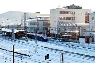 Foto eines Bahnhofs, die Schienen sind teils mit Schnee bedeckt