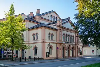 Foto eines Gebäudes mit der Aufschrift „DRAMMENS TEATER“