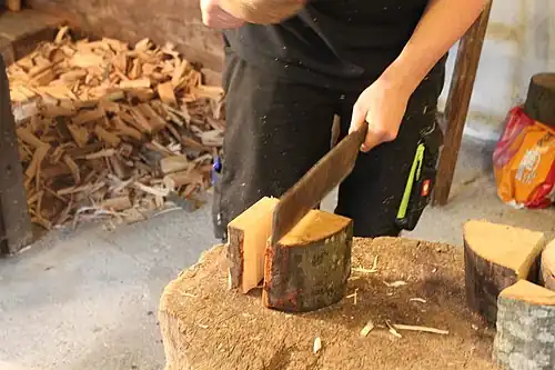 Raum Eins im Erdgeschoß, spalten des Holzes auf die richtige Breite