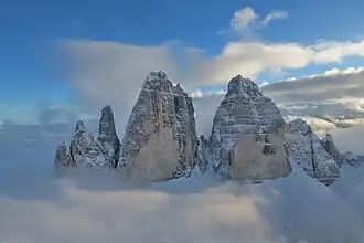 Die Drei Zinnen und weitere Orte in den Dolomiten Italiens dienten als Kulisse für Vandor-1.