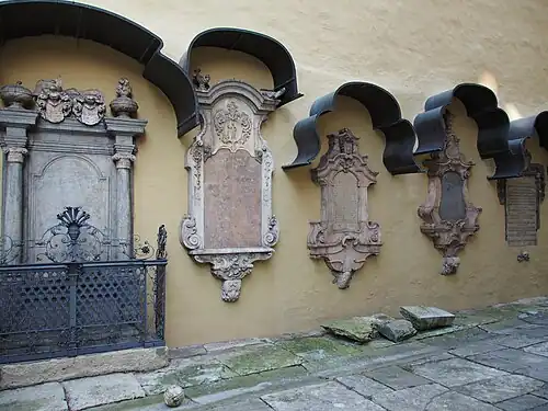 Gesandtenfriedhof, mit Epitaphen an der Ostseite der Kirche
