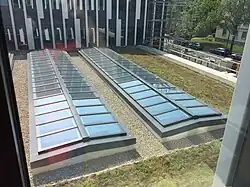 Blick aus dem 2. Stock des Neubaus auf das Dach der Mensa