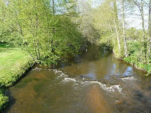 Die Dronne flussaufwärts von Pombol