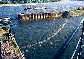 Druckluftsperre an der Hafeneinfahrt