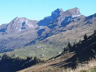 Druesberg mit Twäriberg (2117 m, links) und Forstberg (2215 m, rechts), von Westen
