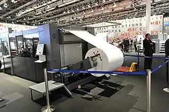 Durch einen Rollenquerschneider kann das Papier einer Rolle im Bogenoffset bedruckt werden.