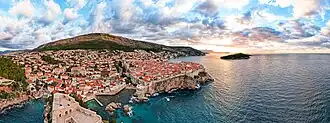 Im Hintergrund von Dubrovnik baut sich der Srđ auf