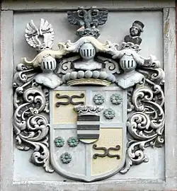 Wappen der Grafen von Hatzfeld-Wildenburg über dem Haupteingang von Schloss Kalkum