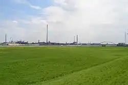 DK Recycling in Duisburg-Hochfeld vom Rheinhauser Rheinufer aus gesehen, links die Hochofenanlage