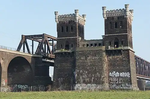 Erhaltener Torturm der Duisburg-Hochfelder Eisenbahnbrücke