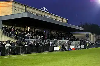 Die Haupttribüne beim Spiel Dulwich Hamlet FC gegen Enfield Town FC (April 2017)