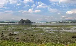 Blick auf Dumbarton über den Clyde, rechts im Hintergrund neben dem Dumbarton Rock befindet sich Ben Lomond.