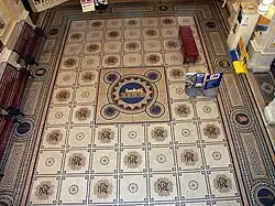 Mosaik und Kacheln auf dem Boden der Eingangshalle