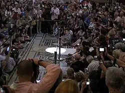 Der durch das Loch geworfene Lichtpunkt kurz vor Erreichen der Sommersonnenwende 2013