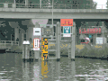 Brückenpegel (animiert), Durchfahrtshöhe, hier je nach Wasserstandshöhe 6 oder 7 m
