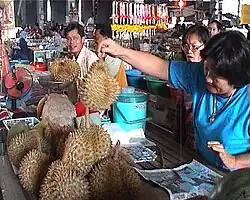 Durian-Früchte auf einem Markt.