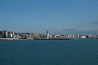 Skyline von Durrës mit Hafen im Vordergrund (2016)