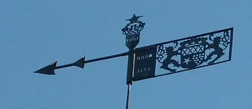 Wetterfahne mit dem Wappen der Familie Werhahn auf der Spitze