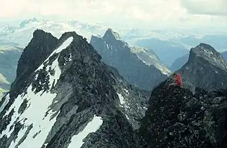Søndre und Midtre Dyrhaugstind (beide linke Bildhälfte) vom Store Dyrhaugstind aus gesehen.