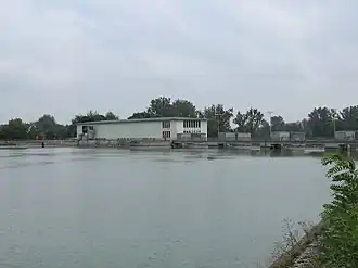 Wasserkraftwerk Dingolfing von oberhalb und vom rechten Isarufer
