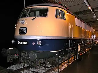E 03 001 in Kobaltblau/Beige im Verkehrs­museum Nürnberg