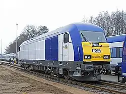 Lok DE 2000-01 der Nord-Ostsee-Bahn am ersten Betriebstag der Marschbahn auf dem eigenen Betriebsgelände in Husum