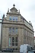 Südfassade mit dem Stadtwappen Magdeburgs im Giebel