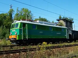 Eine Lokomotive der PKP-Baureihe ET21 vor einem Güterzug