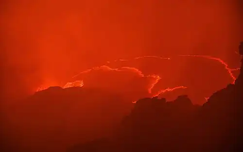 Aktive Lavaströme im Krater, Nachtaufnahme
