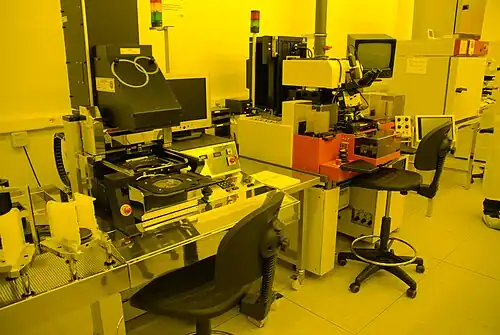 Zwei Mask-Aligner (links: EVG-620; rechts: MA-150)