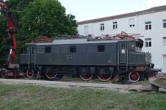 E 04 20 beim Abtransport am 25. Mai 2020, gut zu erkennen der Federtopfantrieb