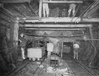 Schott mit Druckschleusen, wie es während des Baus alle 300 m angelegt wurde.