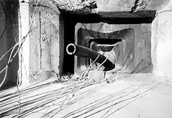 Gepanzerte Minimalscharte mit zerstörter Kanone im Fort Eben-Emael