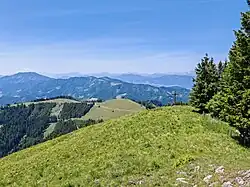 Blick vom Ebenschlag (Gipfelkreuz) zum Aibel (grasige Kuppe mittig)