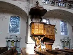 Beichtstühle und Kanzel