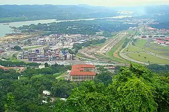 Sicht auf Gebäude der ACP vom Cerro Ancón