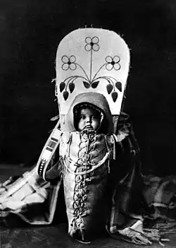 Indianisches Baby in Schlafsack fixiert, ca. 1910.
