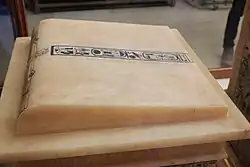 Deckel des Kanopenkastens Tutanchamuns. Die Inschrift nennt Thron- und Eigenname des Königs und bezeichnet ihn als Osiris und „gerechtfertigt“ / wahr an Stimme.