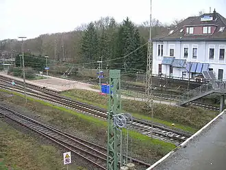 Ehemaliges Bahnhofsgebäude (Ostseite) mit Bahnsteig im Jahr 2016