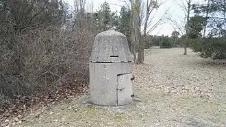 Exemplar auf dem Gelände des ehemaligen KZ Schwarzheide.