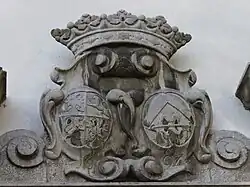 Ehewappen des Anton von Sohlern und Magdalena von Sinneren (von Synerine) über dem Eingangsportal des Klingelbacherhofes