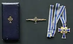 Mutterkreuz der 1. Stufe in Gold mit Spange und Schatulle