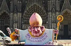 Eichelbischof auf der Domplatte in Köln anlässlich der Frühjahrskonferenz der Deutschen Bischofskonferenz (2021)