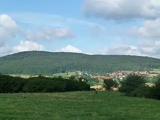 Auf der Schärfe mit Sendemast bei Eichenberg Dorf