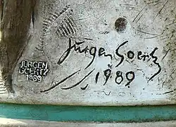 Künstlersignatur auf einer Skulptur im Schlosspark in Eichtersheim