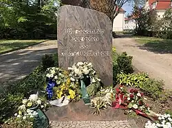Gedenkstein mit Blumenschmuck (2022)