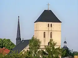 Marienkirche von Westen. Rechts im Hintergrund der Turmhelm der Nikolaikirche.