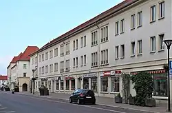 Die südliche Straßenrandbebauung der Leipziger Straße von Hausnummer 58 (vorn) bis 67. (2012)