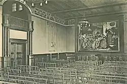 Die Aula mit dem Monumentalgemälde von Adolf Schlabitz (um 1907)