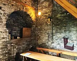 Sitzschlafnische (links) und Kamin (rechts) im ersten Obergeschoss (2020)